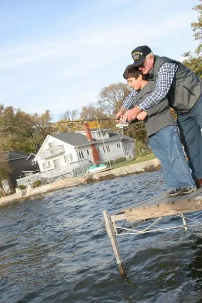 Abuelo y niño pescando 