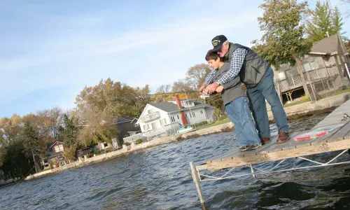 Abuelo y niño pescando