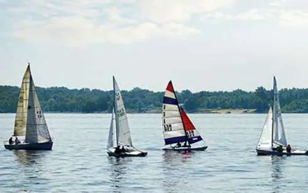 Cuatro pequeños veleros a lo lejos