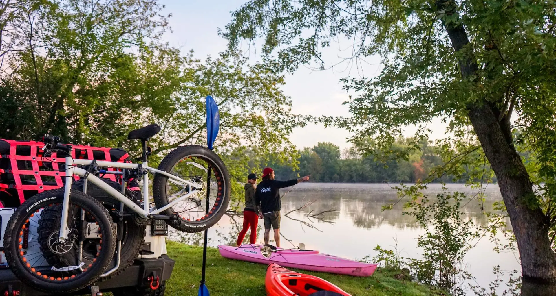 Equipo junto a un río