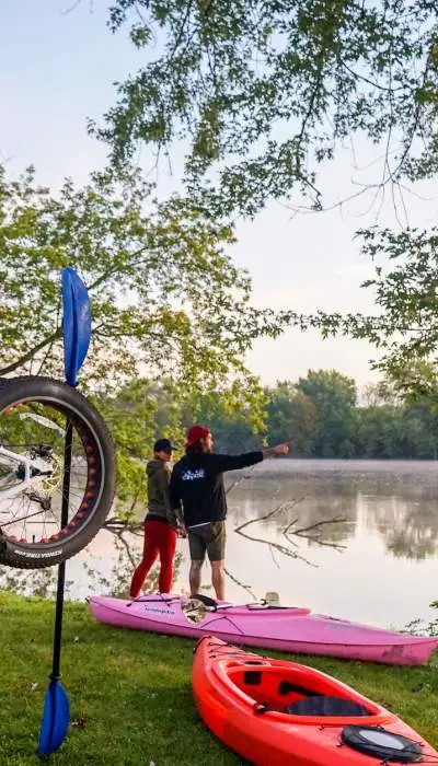 Engranaje junto a un río