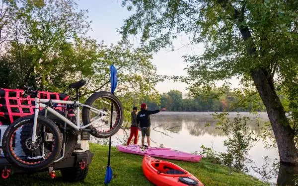 Equipo junto a un río