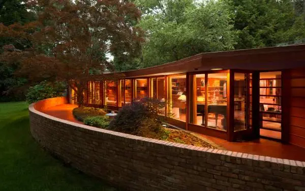 El exterior de una casa iluminada