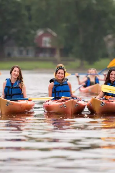 Grupo de amigos en canoa.