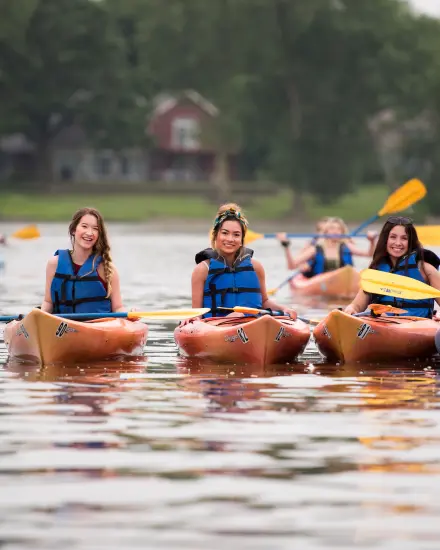 Grupo de amigos en canoa