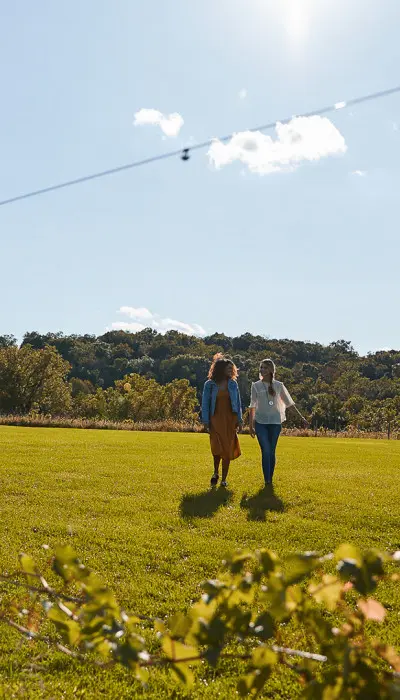 Dos amigos caminando por el campo.