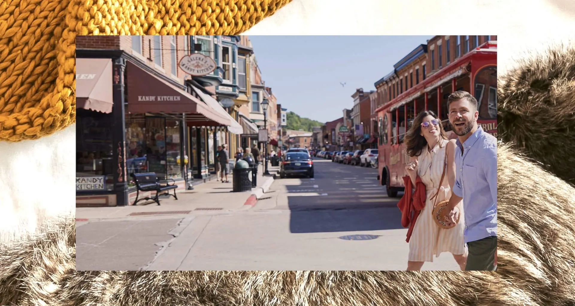 Una pareja paseando por la calle principal de Galena