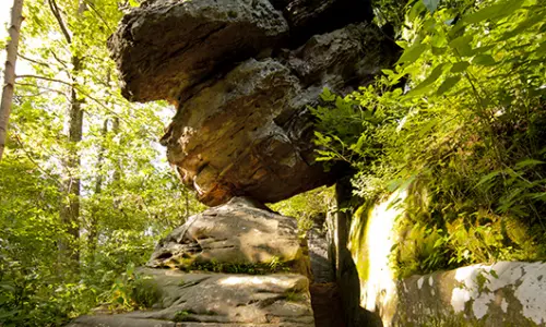 Grandes rocas apoyadas unas contra otras