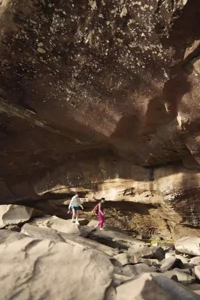 La gente camina por una cueva rocosa