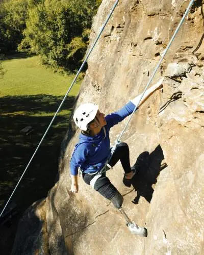 Un escalador de manos desde una roca en Giant City State Park