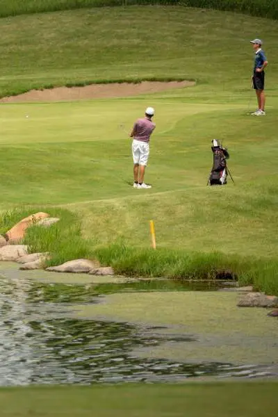 gente jugando al golf