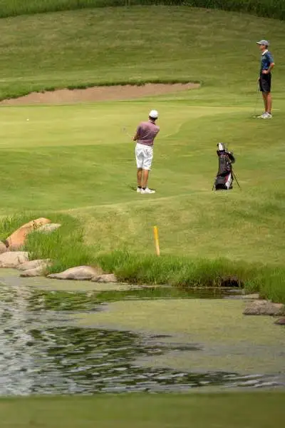 gente jugando al golf