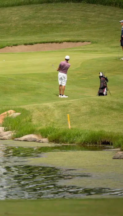 gente jugando al golf