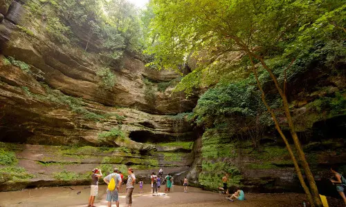 Excursionistas descansando y admirando la cascada
