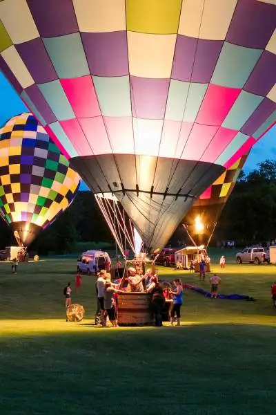 Gente disfrutando de la Gran Carrera de Globos de Galena por la noche.