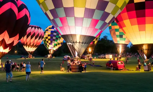 Gente disfrutando de la Gran Carrera de Globos de Galena por la noche.