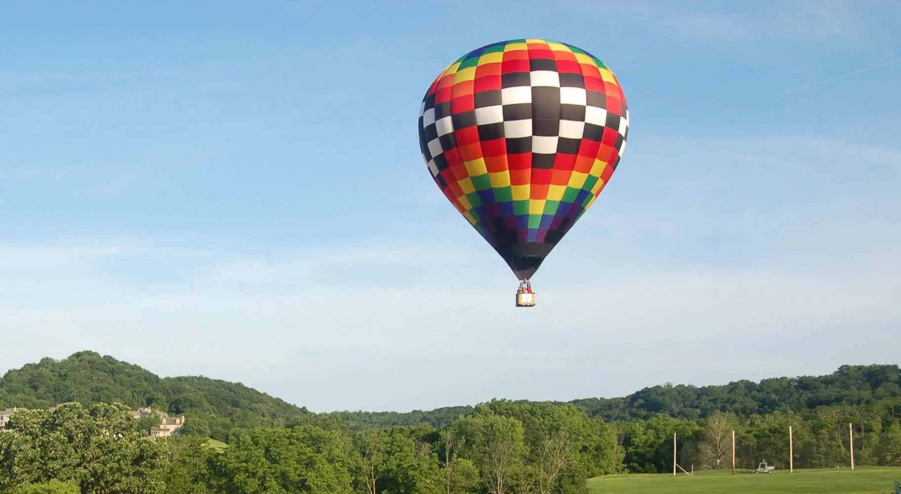 Globo aerostático en el aire.