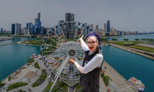 Jane Lynch superpuesta sobre una imagen aérea de Navy Pier y Chicago