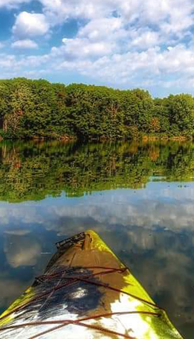 Kayak en un lago
