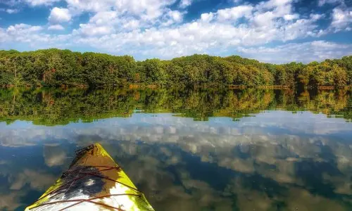 Kayak en un lago
