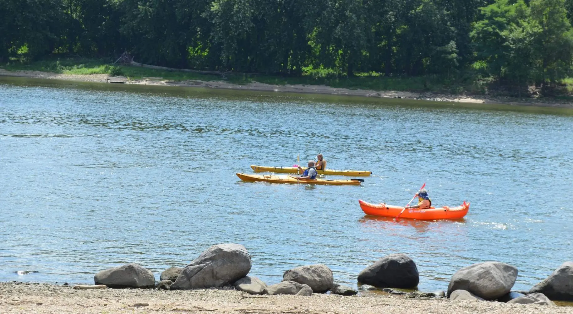 Tres kayakistas en Starved Rock Ottawa.