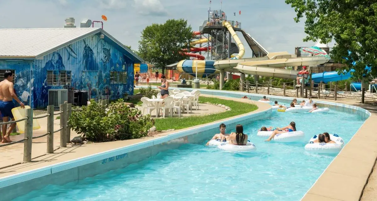 Niños en el río lento de Splash Kingdom