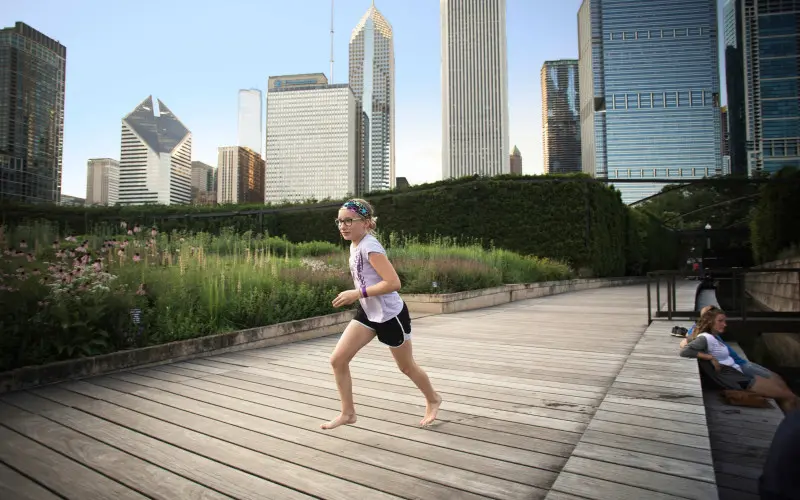 Una chica corriendo 