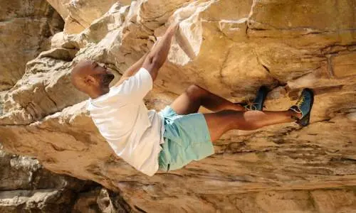 Un hombre se cuelga de una pared rocosa