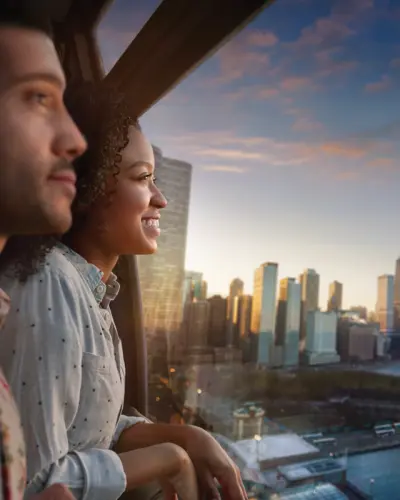 Una pareja mira la ventana de la Noria Centenaria