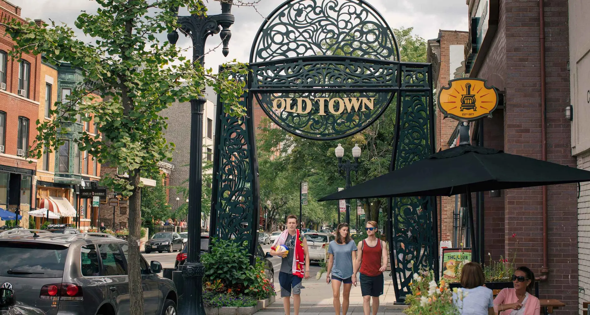 Gente paseando bajo el arco de Old Town