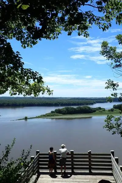 Plataforma de pie con vistas a un río