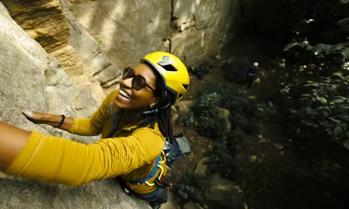 Un escalador cuelga de una pared rocosa