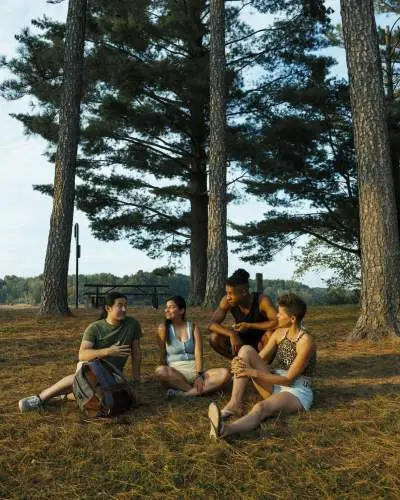 Un grupo se sienta entre los árboles junto al lago Rend