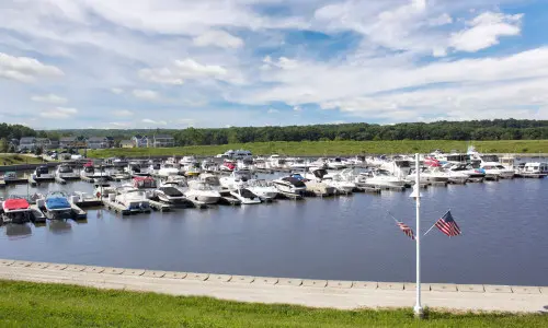 Un puerto deportivo con barcos