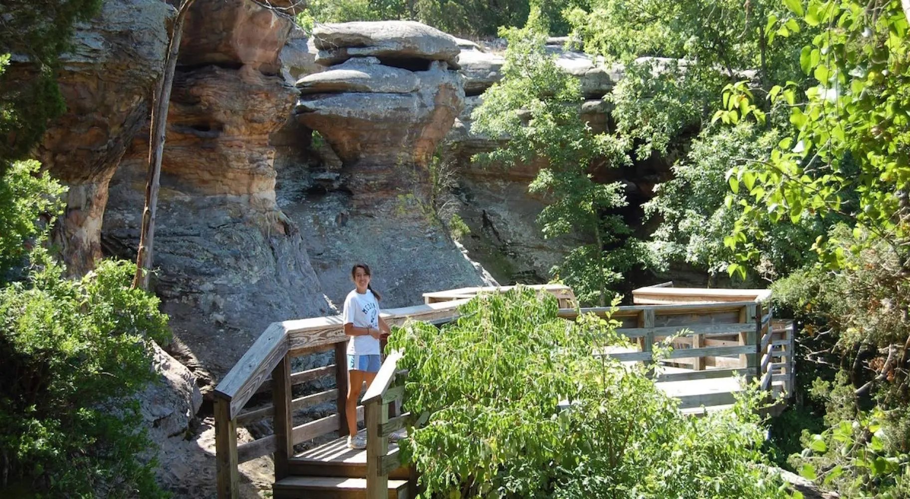 Chica paseando por Rim Rock Walk en un bonito día soleado.
