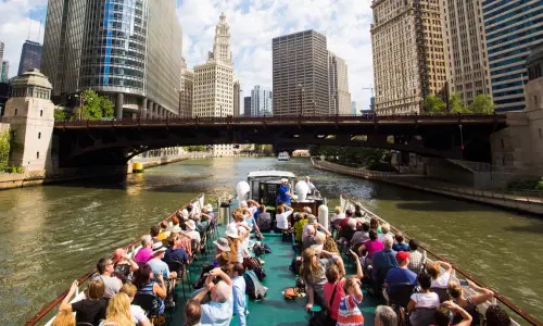 Gente en un crucero mirando los edificios que les rodean