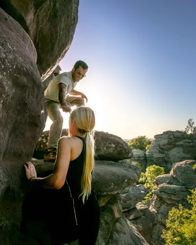 Dos personas escalando grandes rocas en el Bosque Nacional de Shawnee