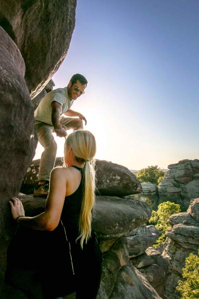 Dos personas escalando grandes rocas en el Bosque Nacional de Shawnee