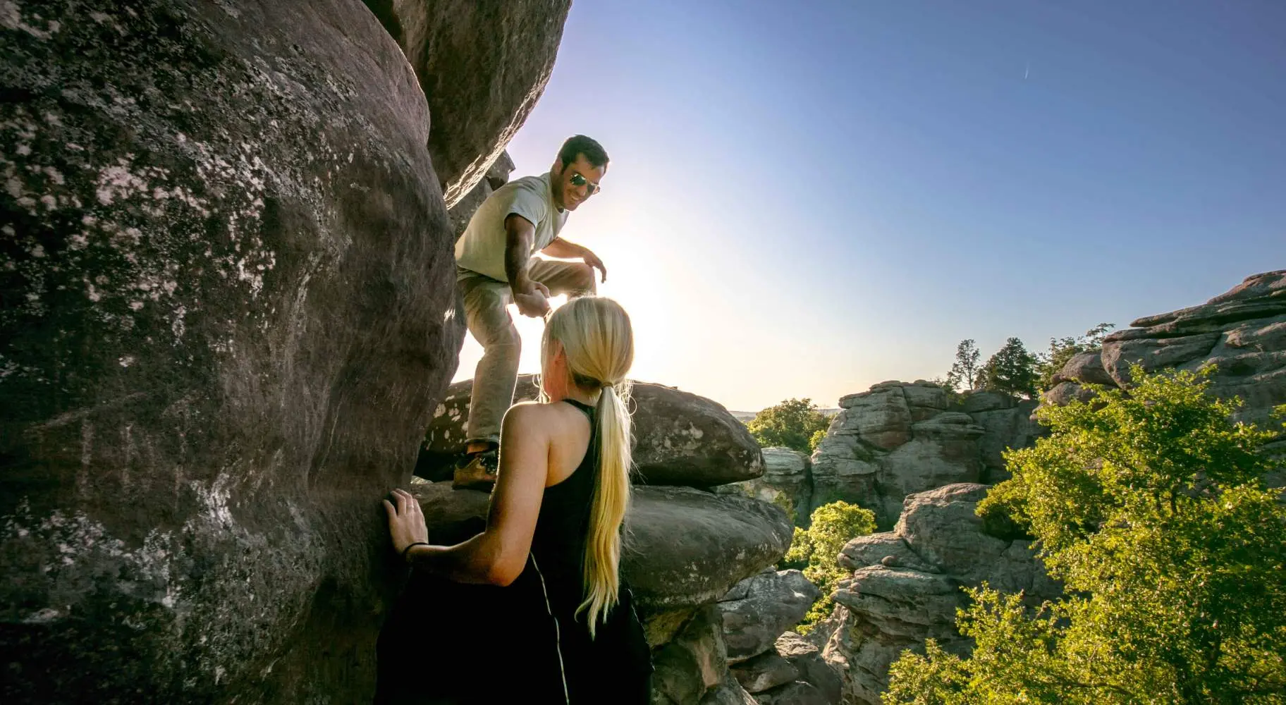 Dos personas escalando grandes rocas en el Bosque Nacional Shawnee