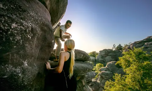 Dos personas escalando grandes rocas en el Bosque Nacional Shawnee