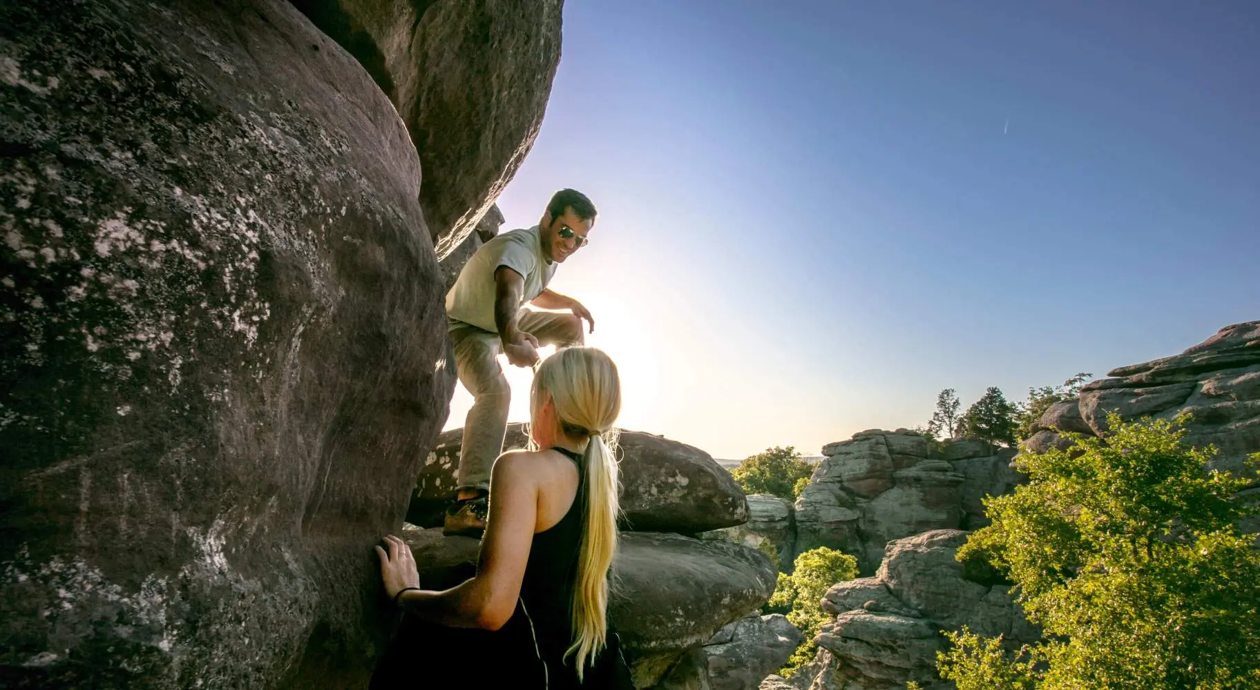 Dos personas escalando grandes rocas