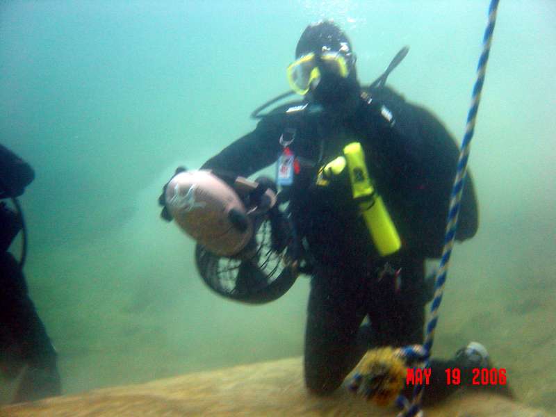 Un buceador practica submarinismo en las aguas de Haigh Quarry, en Kankakee.