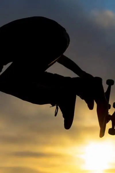 Un skater salta por los aires con el sol poniente en un parque de skate de Chicago.