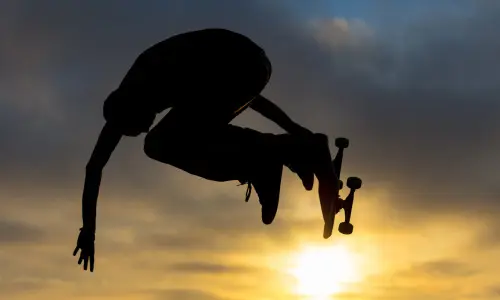 Un skater salta por los aires con el sol poniente en un parque de skate Chicago .