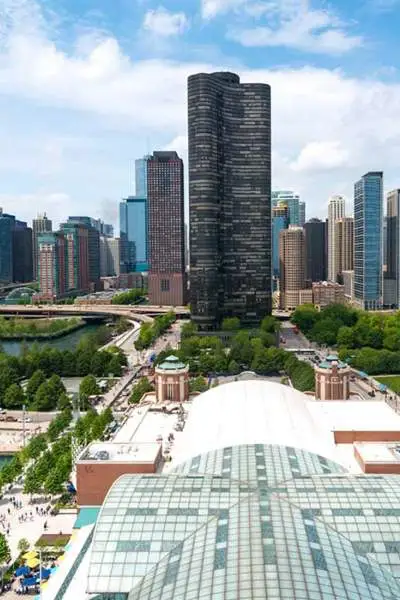 Vista aérea del Navy Pier desde el horizonte de Chicago