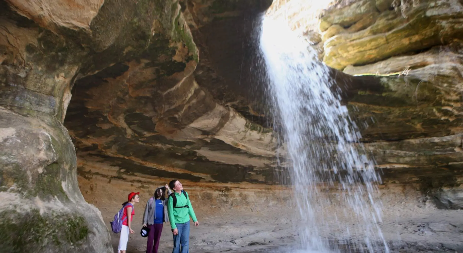 Gente mirando una cascada