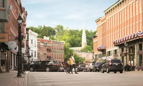gente cruzando la calle