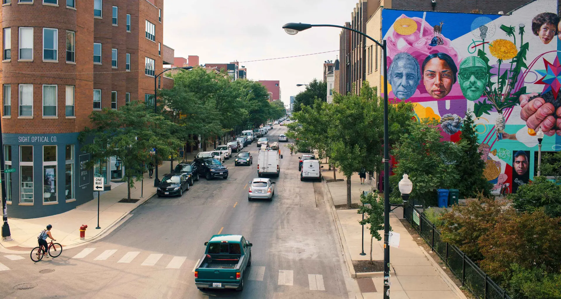 Vista de una calle con árboles y vehículos