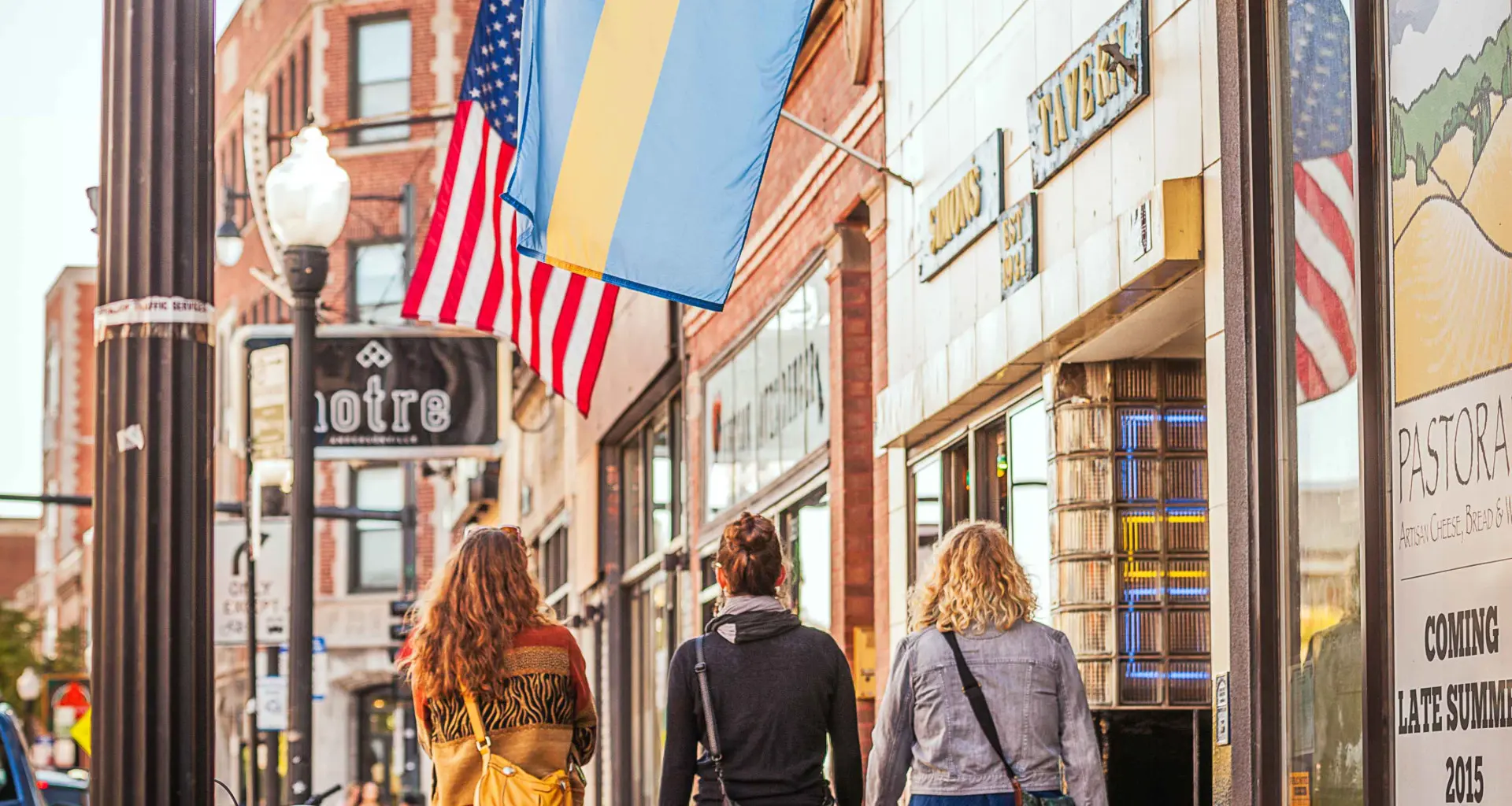 Personas caminando bajo la bandera sueca