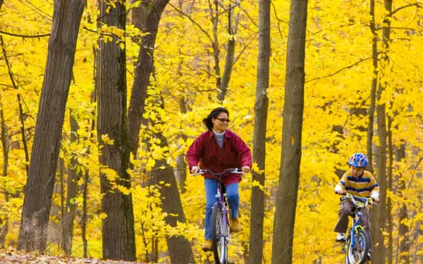 Madre e hijo en bicicleta